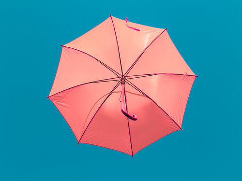 Roze paraplu in de lucht