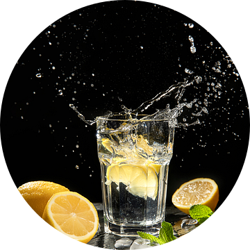 limonade met verse citroenen op houten achtergrond