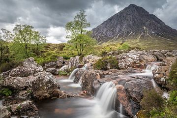 Etive Mor waterval met Stob Deag berg (1.021 m), Glen Etive van Christian Müringer