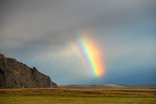 Arc-en-ciel et falaise, Islande du Sud