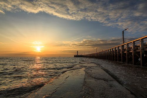 de pier van Nieuwpoort langs de belgische kust tijdens zonsondergang, Belgie