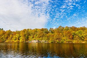 Blick über den See Schmaler Luzin auf die herbstliche Feldberge
