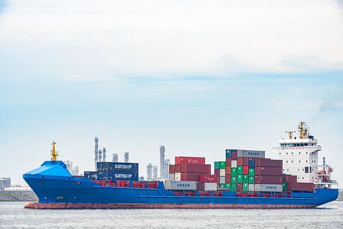Container schip in de haven van Rotterdam