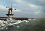 Stürmisches Wetter an der Nordsee mit Wellen, die den Deich mit der Windmühle an der Spitze zerschel von Jos Pannekoek Miniaturansicht