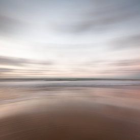 Motion @ the shore No. 5 by Linda Raaphorst