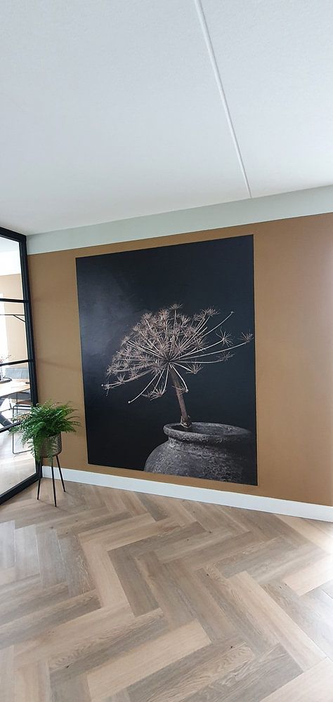 Stilleben mit großer getrockneter Bärenklaue in grauem Steingefäß  von Mayra Pama-Luiten 