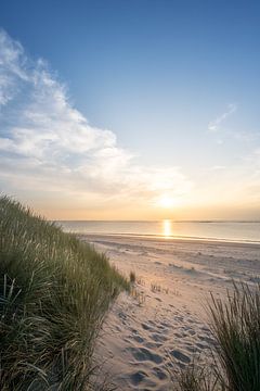 Duinpad naar het strand van Ouddorp tijdens de zonsondergang van John van de Gazelle fotografie