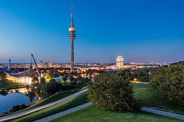 Olympiapark und BMW-Vierzylinder in München bei Nacht