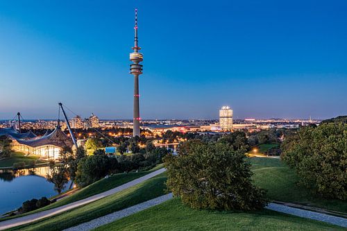 Olympisch Park en BMW viercilinder in München bij nacht