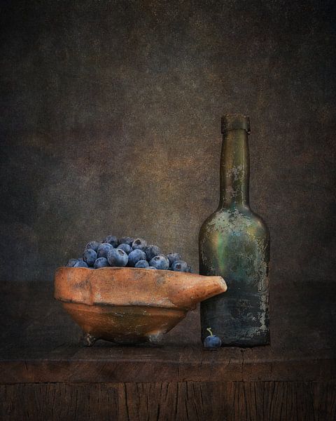 Nature morte avec bouteille et myrtilles par Umberto Giorgio