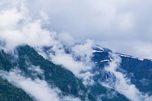 Wolken und Berge in Fjærland, Norwegen