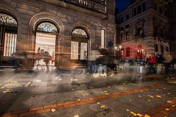 Scène de rue dans la soirée avec des gens qui marchent. sur Frans Scherpenisse