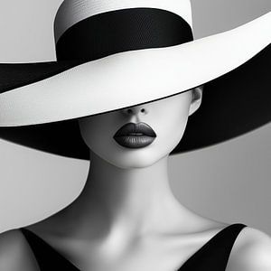 Frau mit elegantem Hut schwarz und weiß