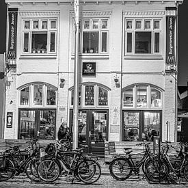 Photographie de rue devant la porte du Café Burgemeester Jansen sur Freddie de Roeck