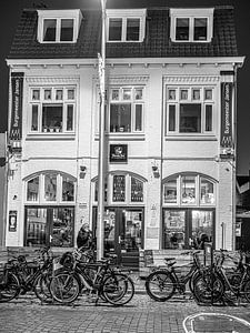 Straatfotografie buiten voor de deur van Cafe Burgemeester Jansen