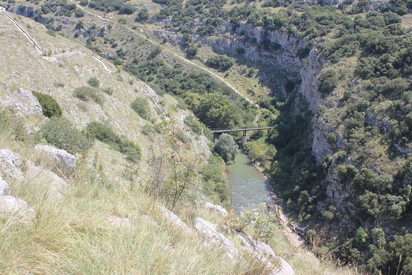 Vue du canyon/gorge de l'Aggitis sur la rivière et le pont qui l'enjambe - Grèce par ADLER & Co / Caj Kessler