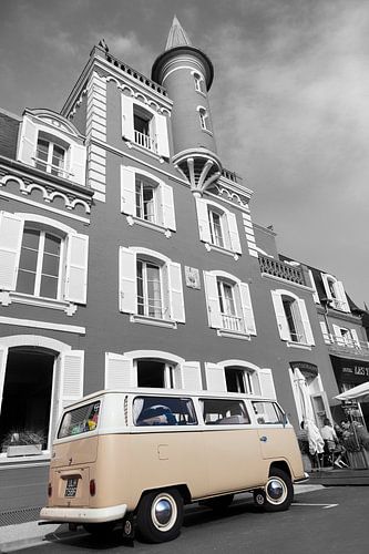 Volkswagen T2 parked in front of the three-star hotel and restaurant "Les Tourelles"; stre