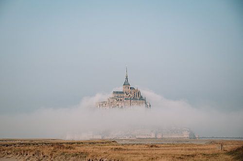 De abdij van Mont Saint Michel in de mist | Frankrijk | Reisfoto