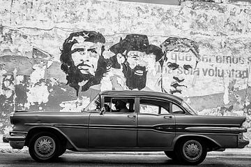 Havana - classic car and revolutionaries by Theo Molenaar