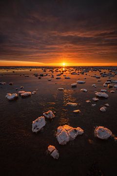 La mer des Wadden est couverte de glaces flottantes en hiver. Un beau coucher de soleil donne de bel sur Bas Meelker