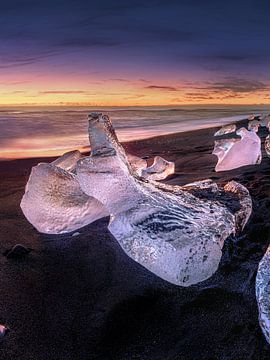 IJsblokken bij Diamond Beach op het eiland IJsland. van Voss Fine Art Fotografie