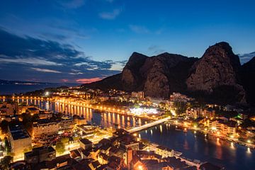 Omis by night van Mark Lenoire