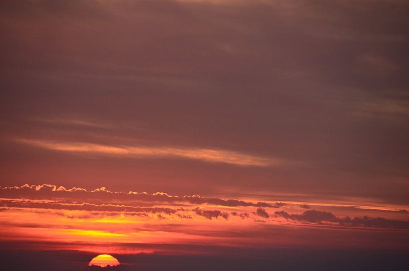 Untergehende Sonne am Horizont von Marcel van Duinen
