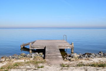 Jetée en bois pour les bateaux sur l'île de Marken sur Robin Verhoef