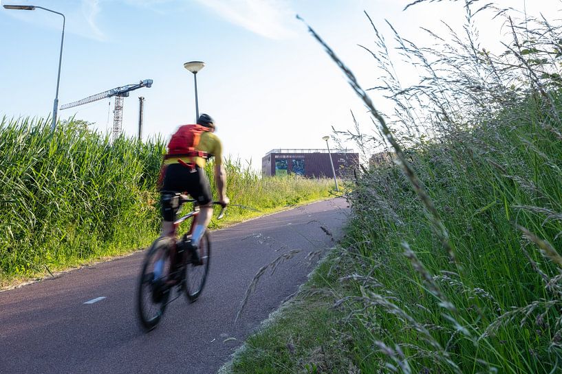 Radfahrer auf dem Radweg von pauline smale