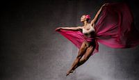 Fliegende Tänzerin vor dunklem Hintergrund von Atelier Liesjes Miniaturansicht