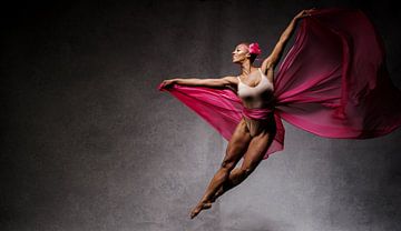 Fliegende Tänzerin vor dunklem Hintergrund von Atelier Liesjes