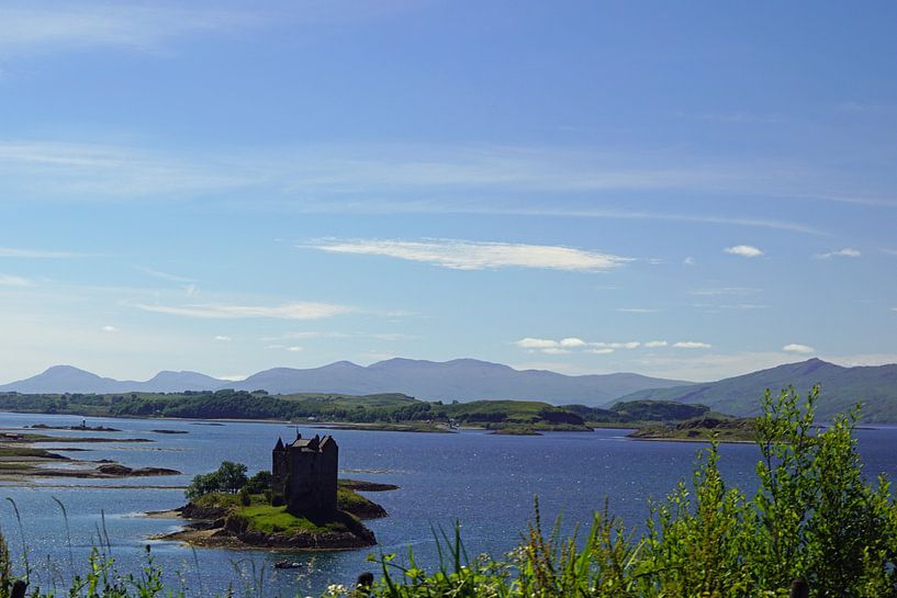 Castle Stalker is a tower house about 2.5 kilometers northeast of Port Appin by Babetts Bildergalerie