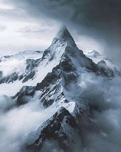 Bergsilhouetten im Winternebel