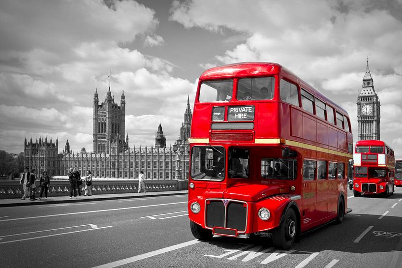 Houses of Parliament & Red Buses on Westminster Bridge van Melanie Viola