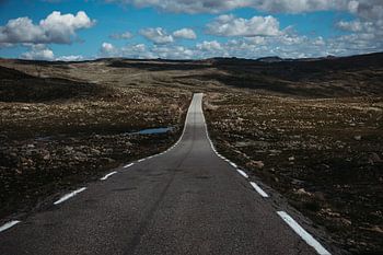 endlose Straße in den Bergen