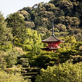 Toren in het groene Japanse landschap. van M. Beun