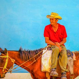 Mann auf Pferd vor blauer Wand in Kuba von Patricia Hofmeester