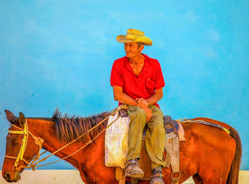 Mann auf Pferd vor blauer Wand in Kuba von Patricia Hofmeester