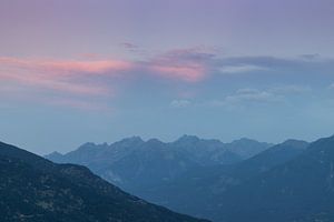 Subtiele zonsondergang in de Aostavallei: Silhouetten van bergen
