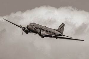 Bei der Flugshow La Ferte Alais im Jahr 2021 leben alte Zeiten wieder auf. Die schöne Douglas DC-3 i