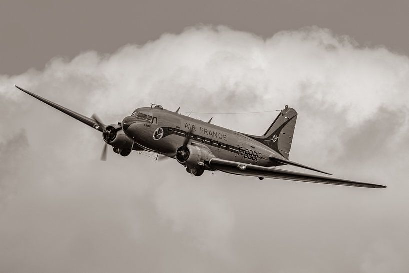 Bei der Flugshow La Ferte Alais im Jahr 2021 leben alte Zeiten wieder auf. Die schöne Douglas DC-3 i von Jaap van den Berg