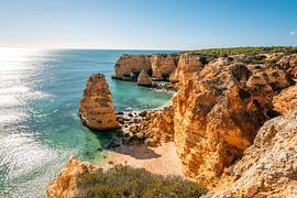 Prachtig strand Praia da Marinha in de Algarve Portugal van Leo Schindzielorz