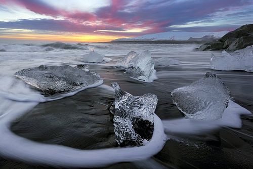 Eisdiamanten in der morgendlichen Dämmerung
