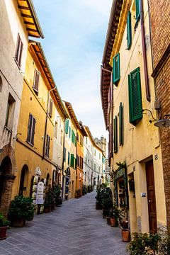 Straatje in Toscaans dorp van Mickéle Godderis