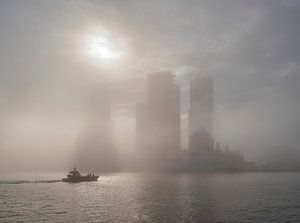 KNRM Reddingsboot in de mist in Rotterdam van Raoul Baart