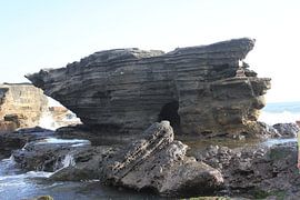 Indonesië": Rots in de branding by Raoul van de Weg