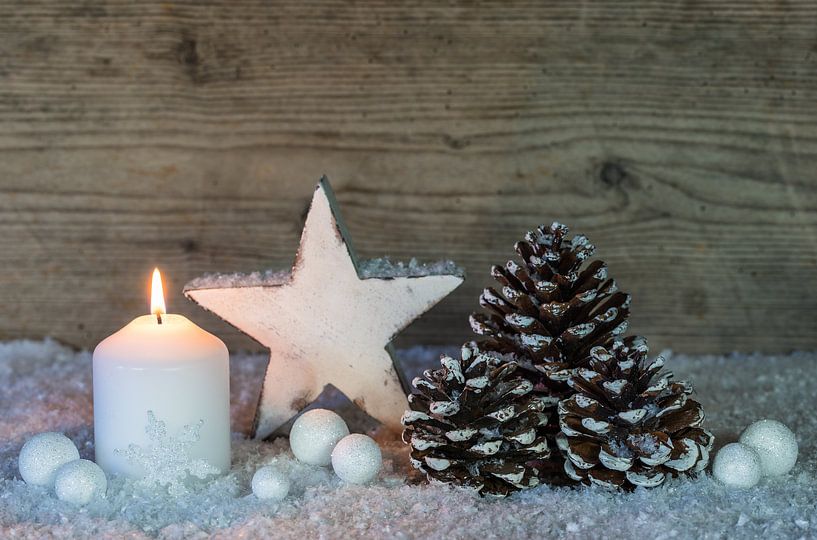 Weiße Weihnachten Kerze Dekoration mit Schnee, Ornamente und Holz Hintergrund von Alex Winter