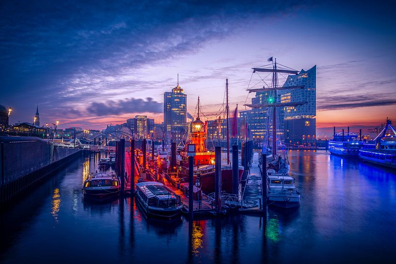 Hamburg Fotografie - Hafenansicht mit Elbphilharmonie im Morgengrauen von Ingo Boelter