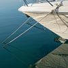 Détail d'un bateau et de son reflet dans la mer sur Adriana Mueller