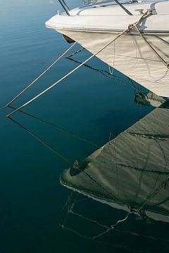 Detail eines Bootes und seiner Spiegelung im Meer von Adriana Mueller